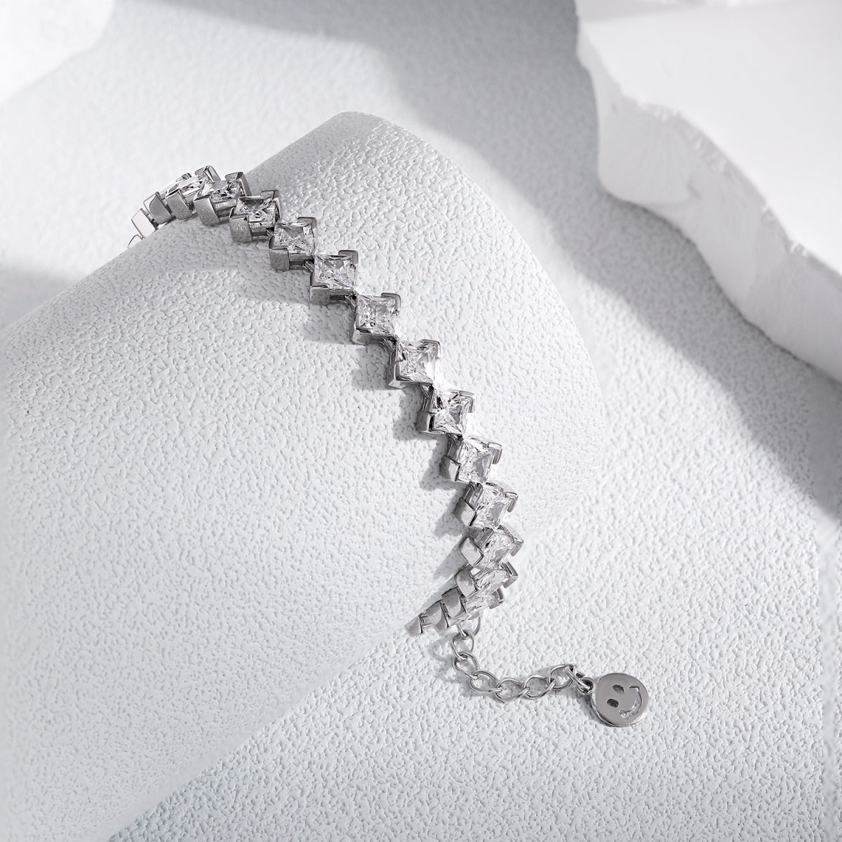 [Love's Uplift]0.5 Carat Ornate Princess Cut Daily Bracelet