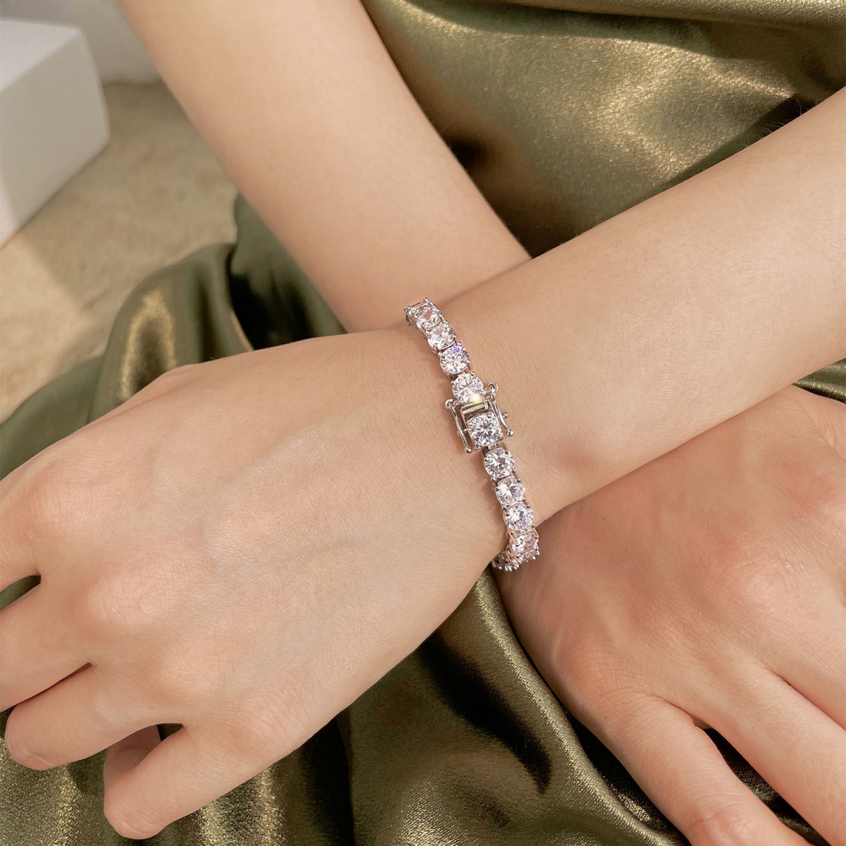 [Love's Uplift]0.75 Carat Dazzling Round Cut Wedding Bracelet