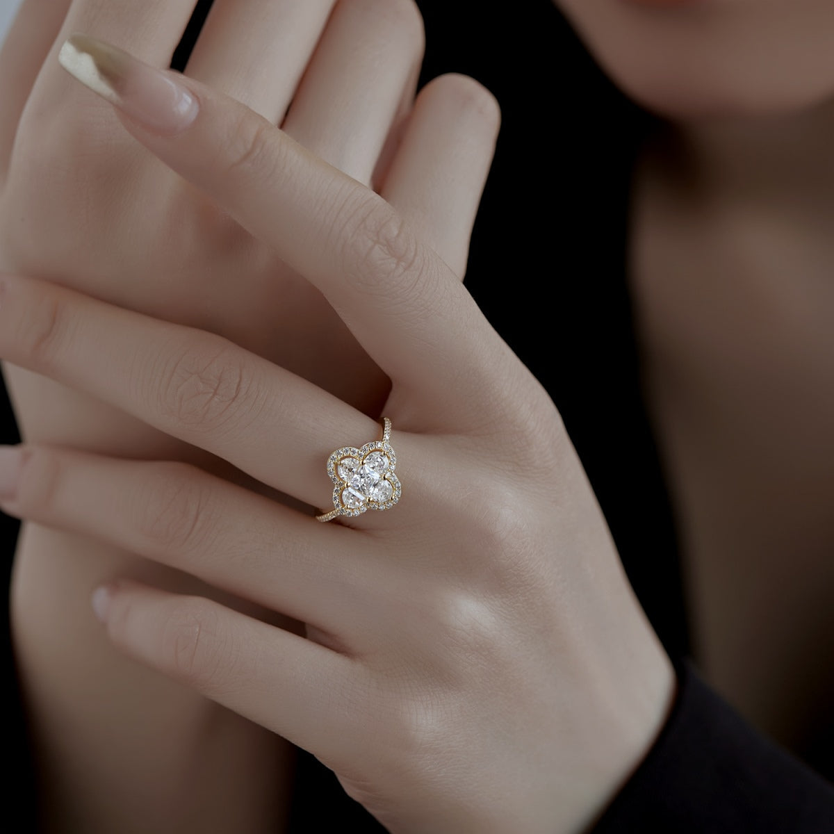 [Love's Uplift]Luxurious Eternity Flower Shape Banquet Ring