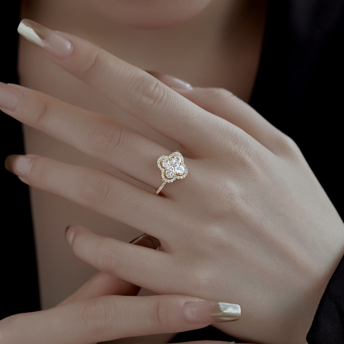 [Love's Uplift]Luxurious Eternity Flower Shape Banquet Ring