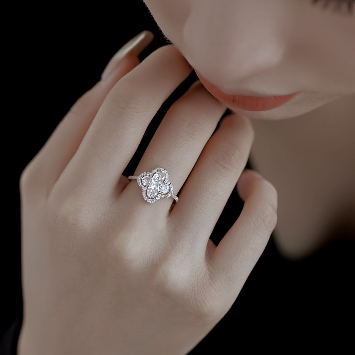 [Love's Uplift]Luxurious Eternity Flower Shape Banquet Ring