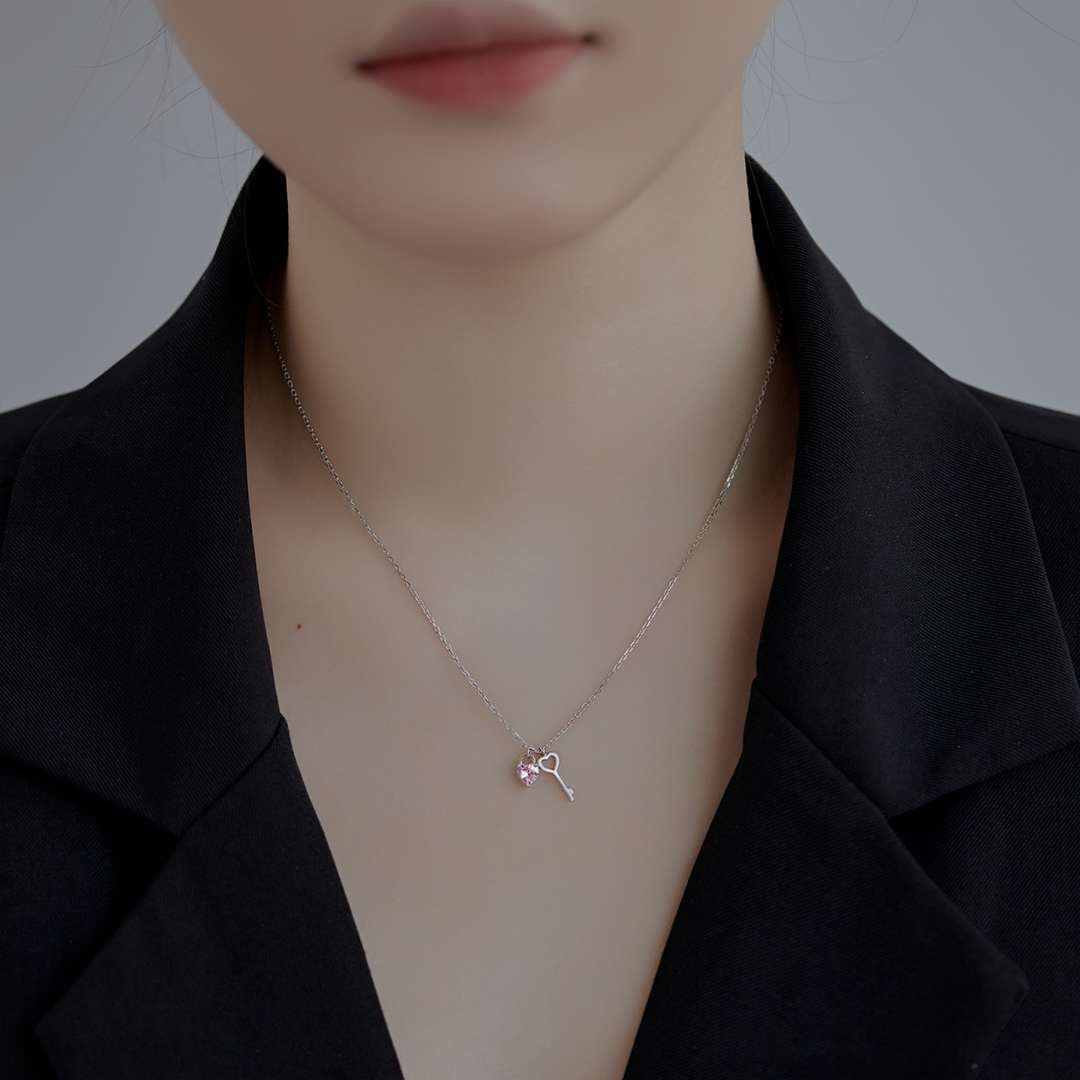 [Love's Uplift]Unique Heart Shape Key Pendent Necklace