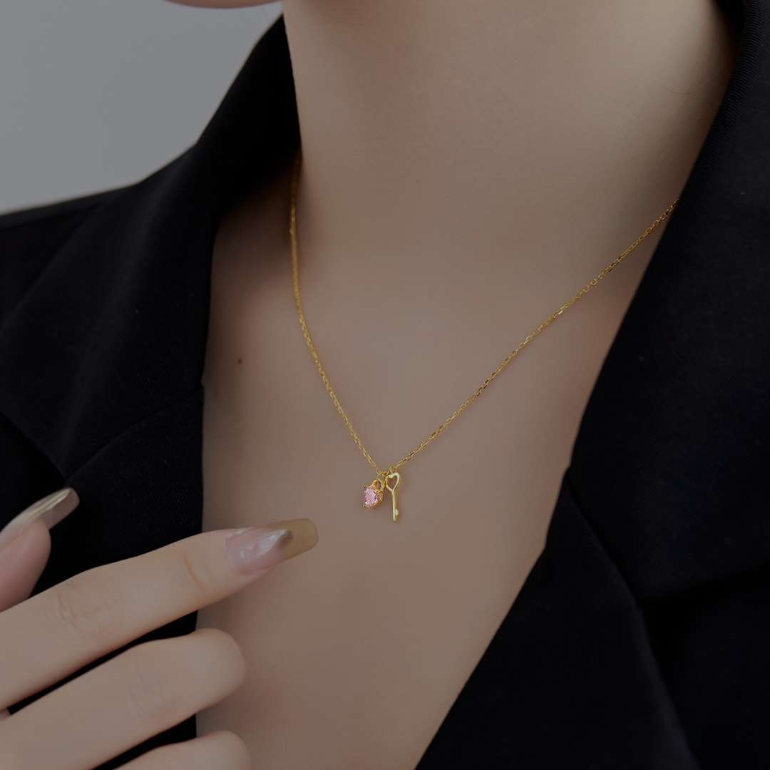 [Love's Uplift]Unique Heart Shape Key Pendent Necklace