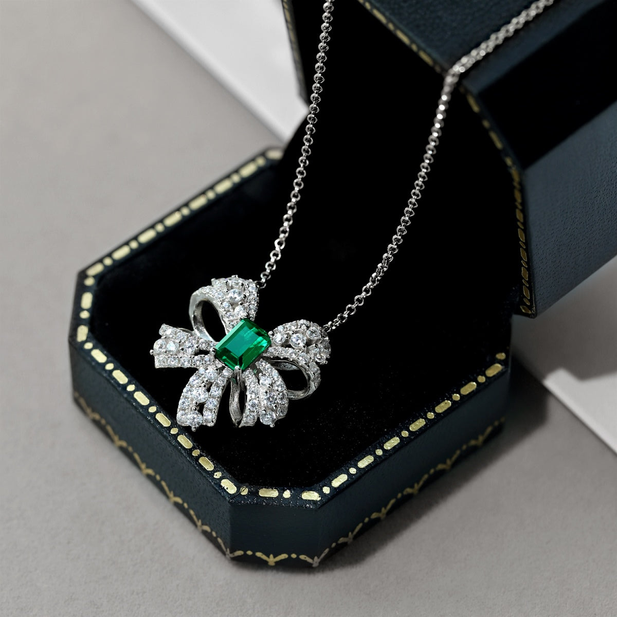 [Love's Uplift]Luxurious Flower Shape Emerald Cut Necklace