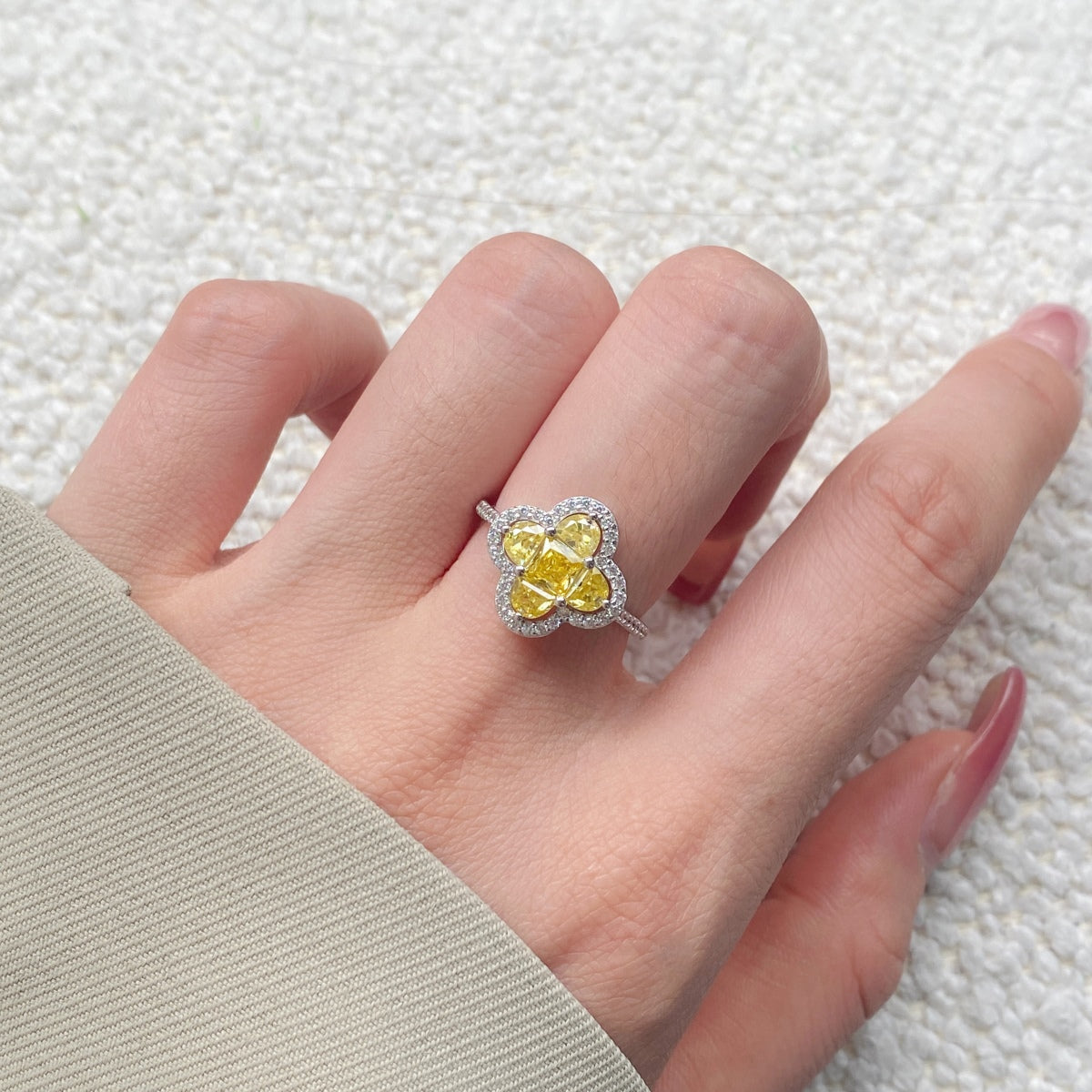 [Love's Uplift]Luxurious Eternity Flower Shape Banquet Ring
