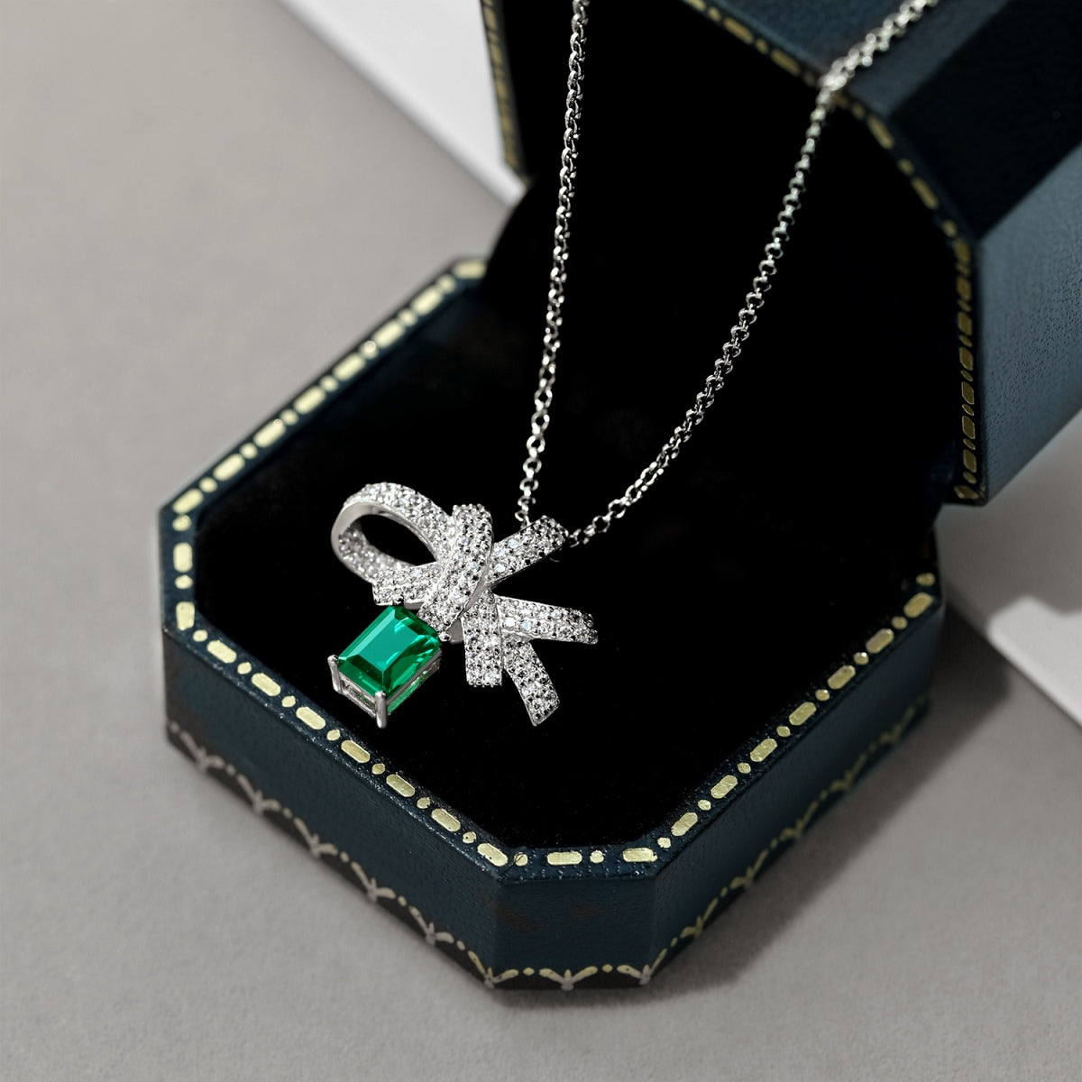 [Love's Uplift]Luxurious Flower Shape Emerald Cut Necklace
