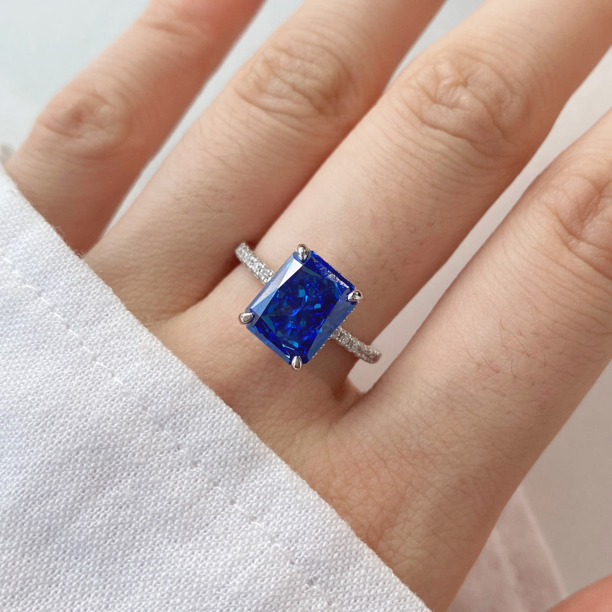 [Love's Uplift]4.0 Carat Luxurious Engagement Ring