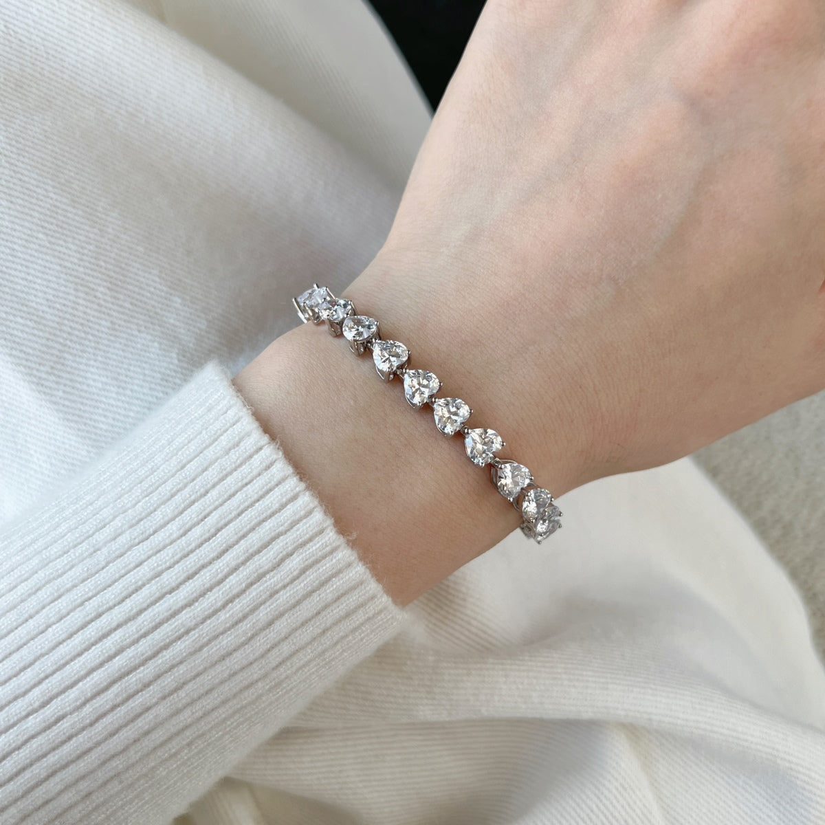 [Love's Uplift]0.75 Carat Elegant Romantic Heart Shape Lover Bracelet