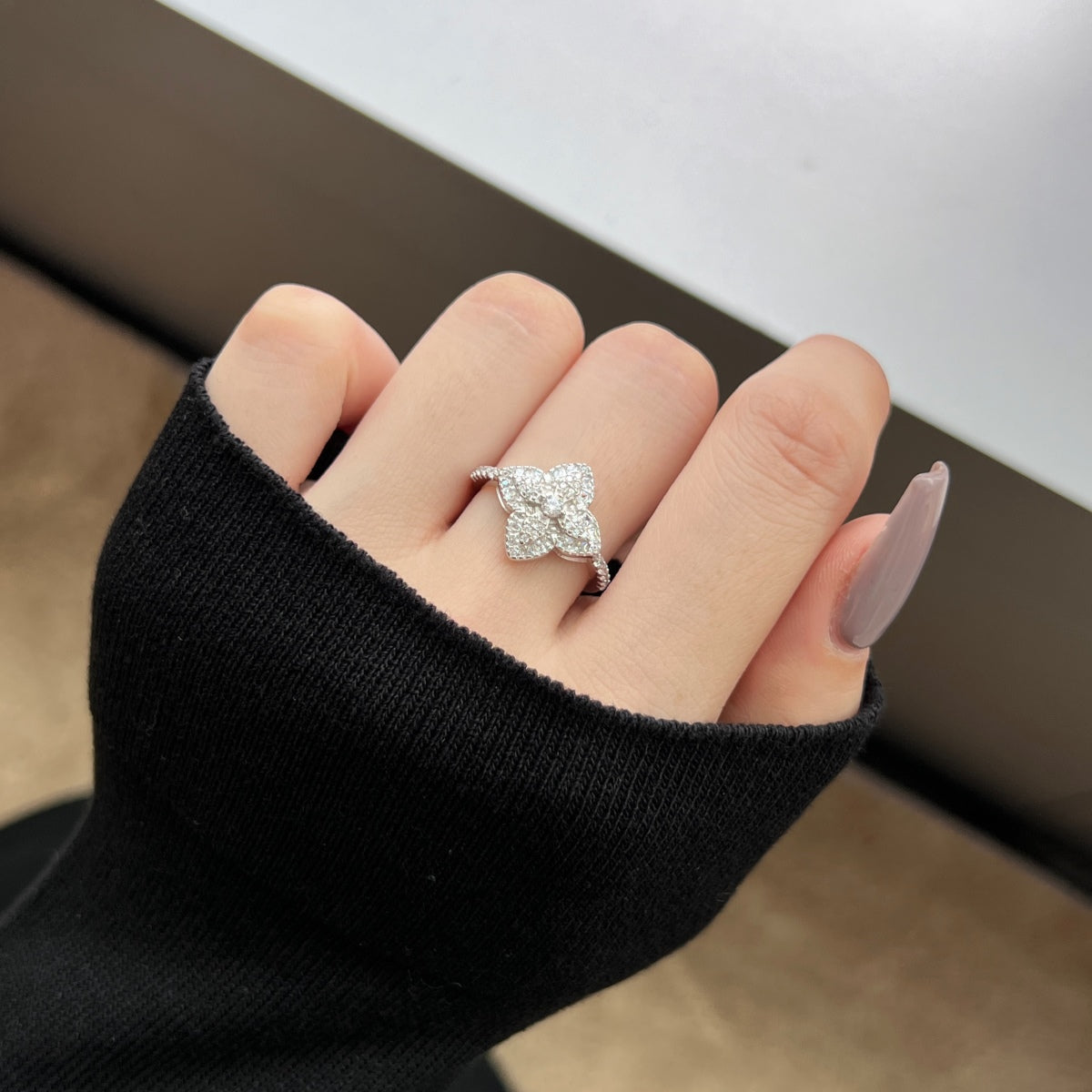[Love's Uplift]Luxurious Colorful Flower Shape Banquet Ring
