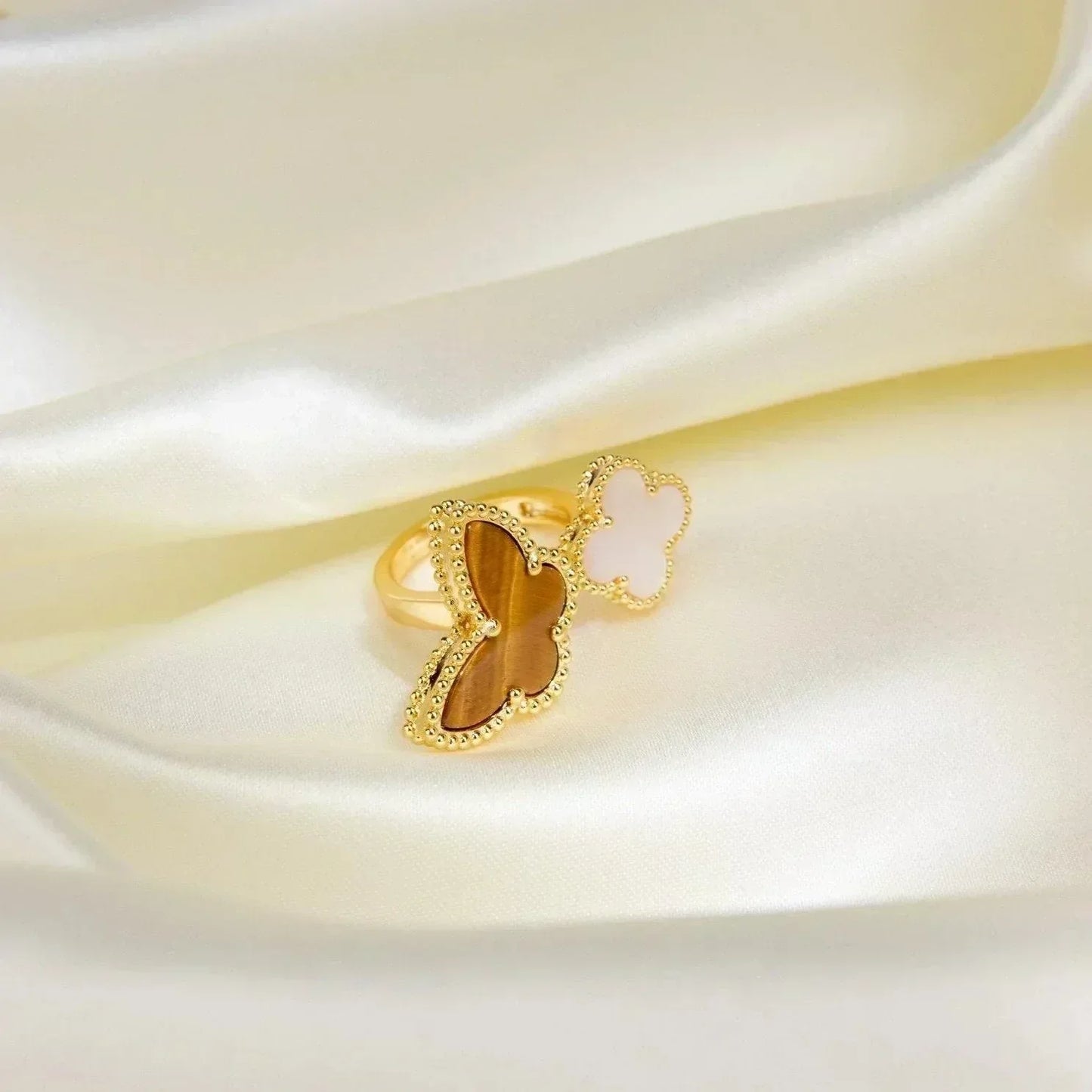 [Love's Uplift]LUCKY BETWEEN THE FINGER RING