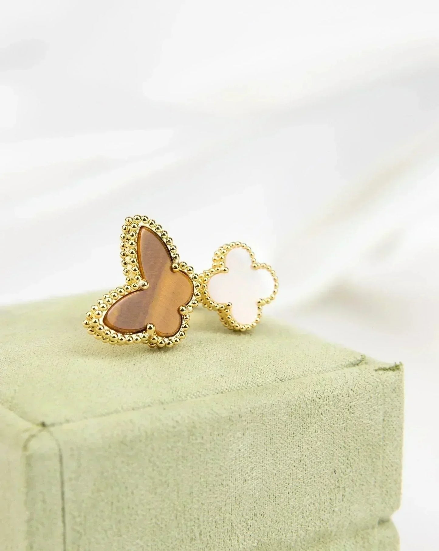 [Love's Uplift]LUCKY BETWEEN THE FINGER RING