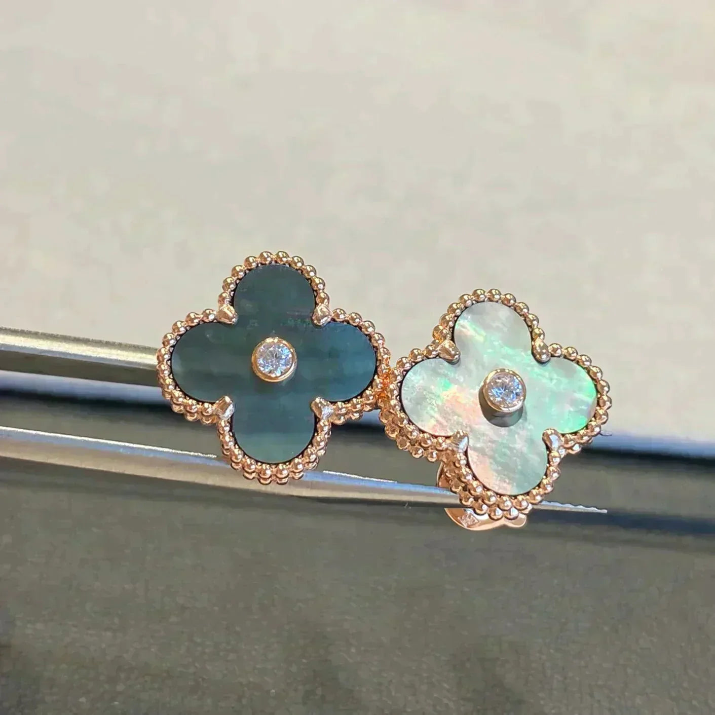 [Love's Uplift]CLOVER MEDIUM 1 MOTIFS GRAY MOP  DIAMOND EARRINGS