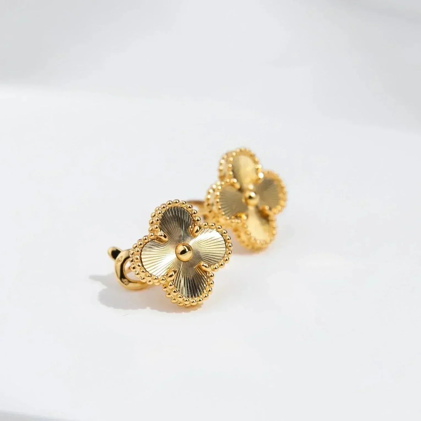 [Love's Uplift]CLOVER MEDIUM 1 MOTIFS LASER EARRINGS