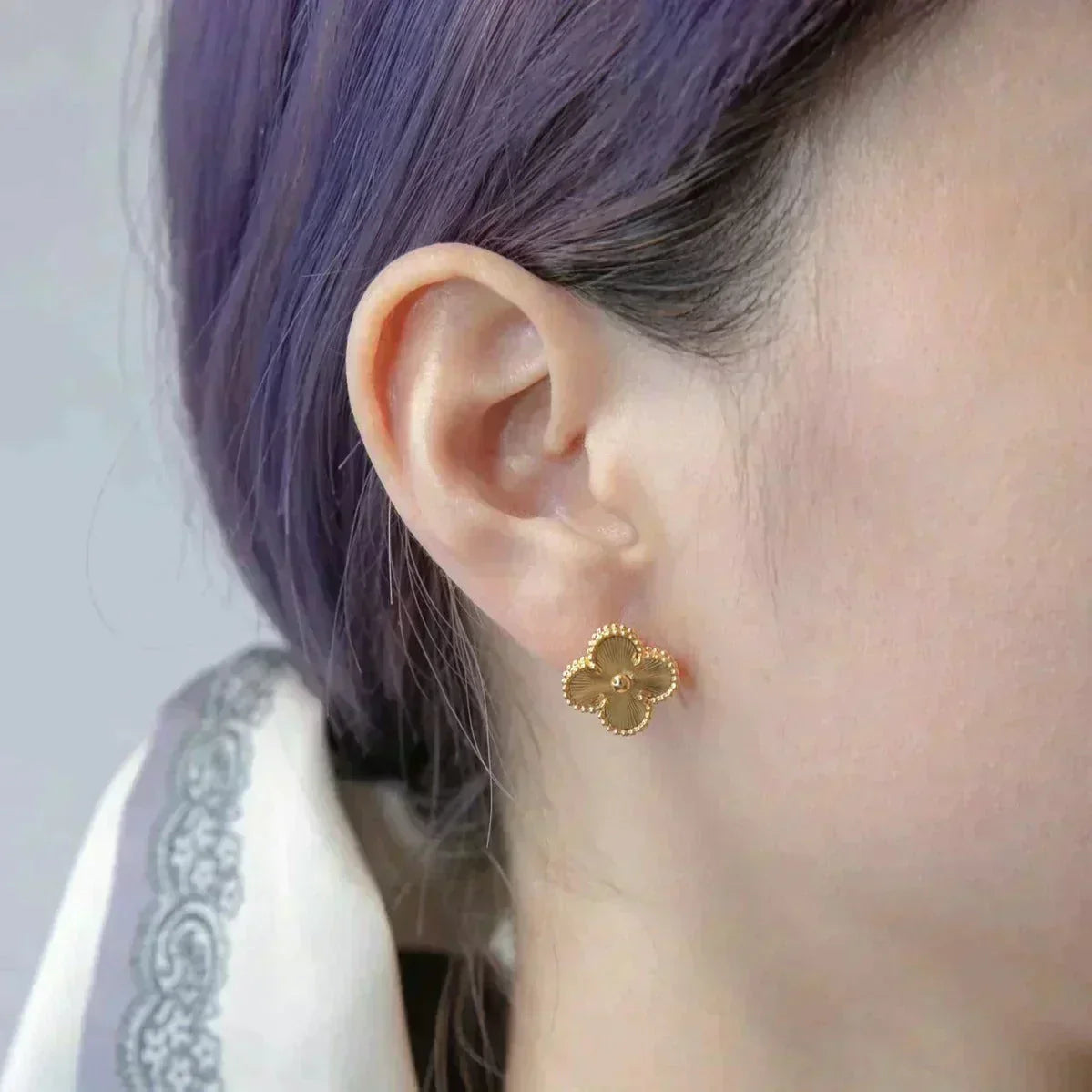 [Love's Uplift]CLOVER MEDIUM 1 MOTIFS LASER EARRINGS