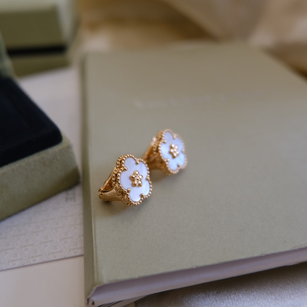 [Love's Uplift]LUCKY PINK GOLD WHITE MOP EARRINGS