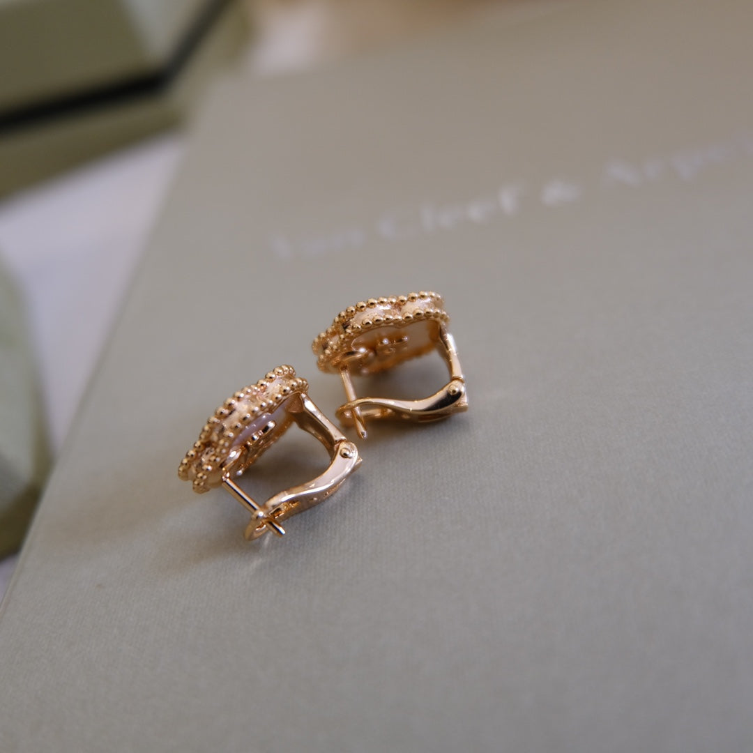 [Love's Uplift]LUCKY PINK GOLD WHITE MOP EARRINGS
