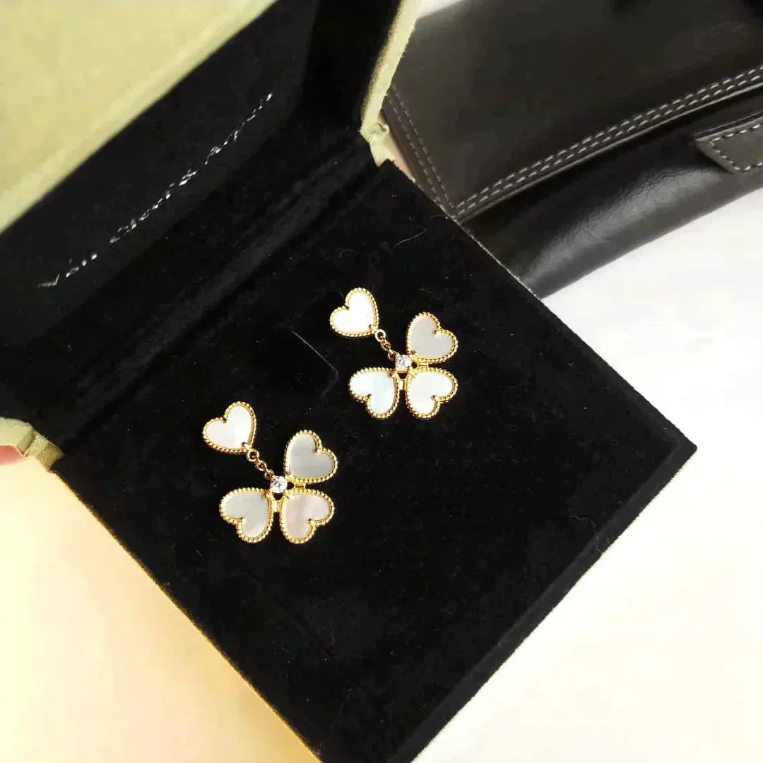 [Love's Uplift]CLOVER SWEET WHITE MOP EARRINGS