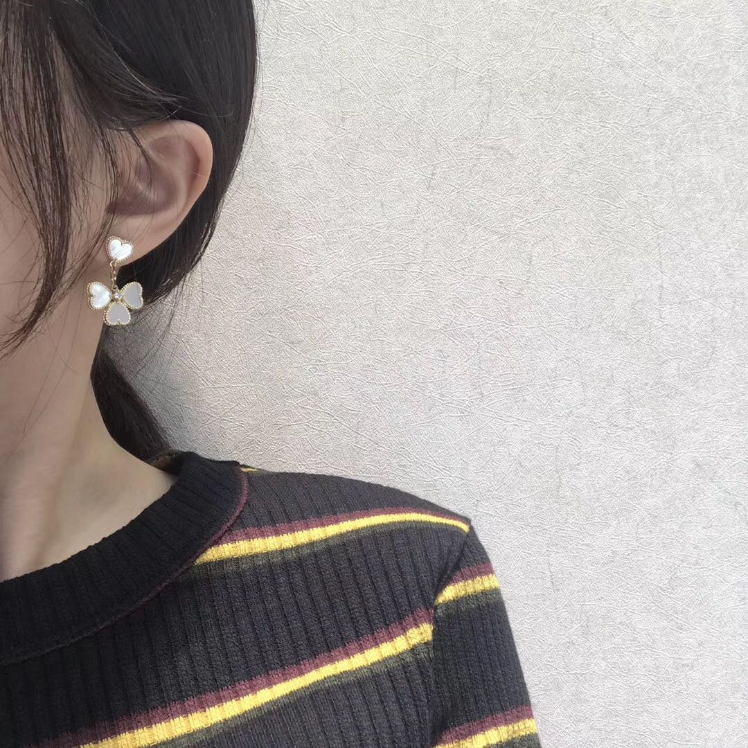 [Love's Uplift]CLOVER SWEET WHITE MOP EARRINGS
