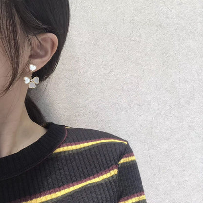 [Love's Uplift]CLOVER SWEET WHITE MOP EARRINGS