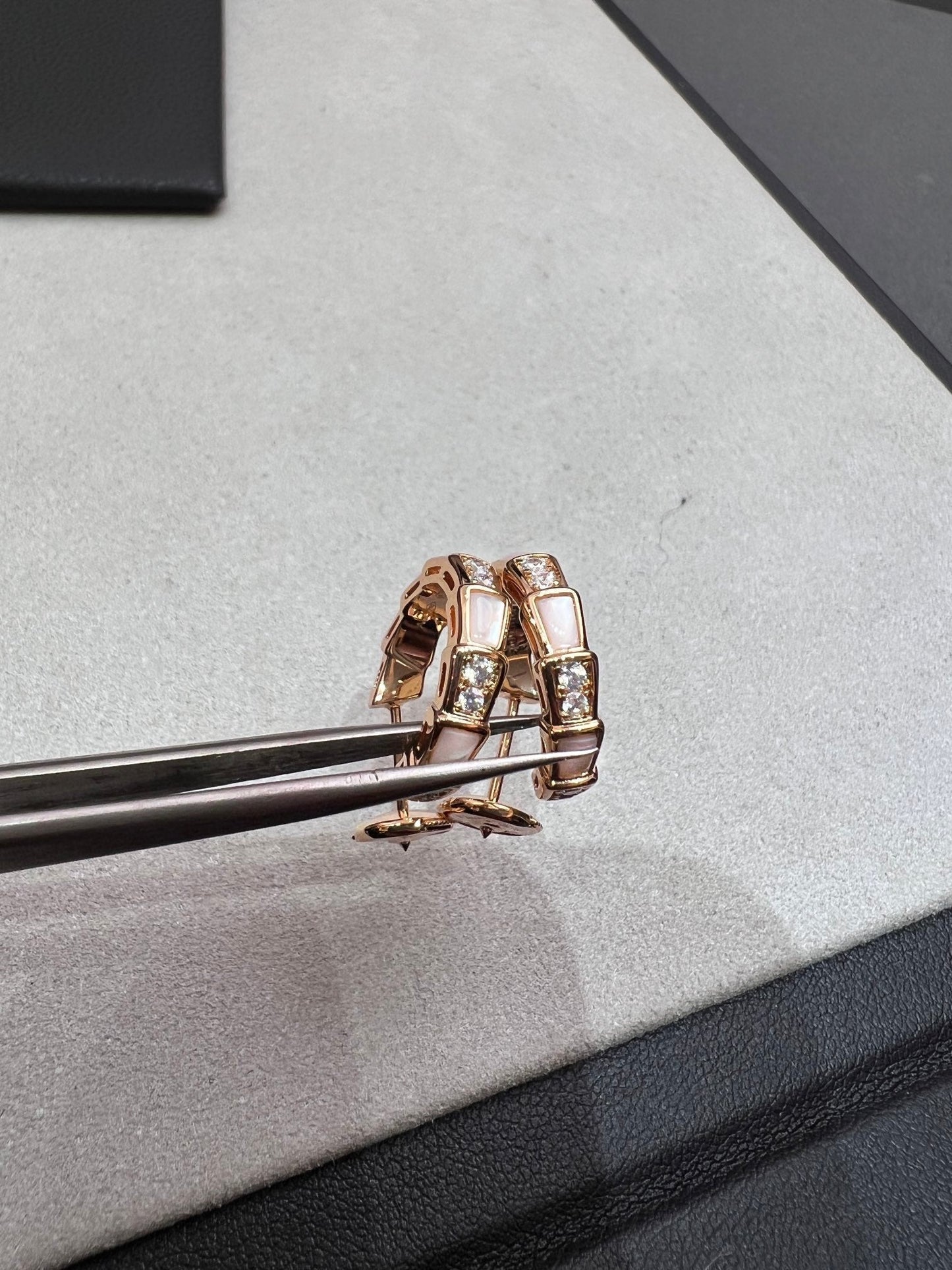 [Love's Uplift]SERPENTI MOP PINK GOLD EARRINGS