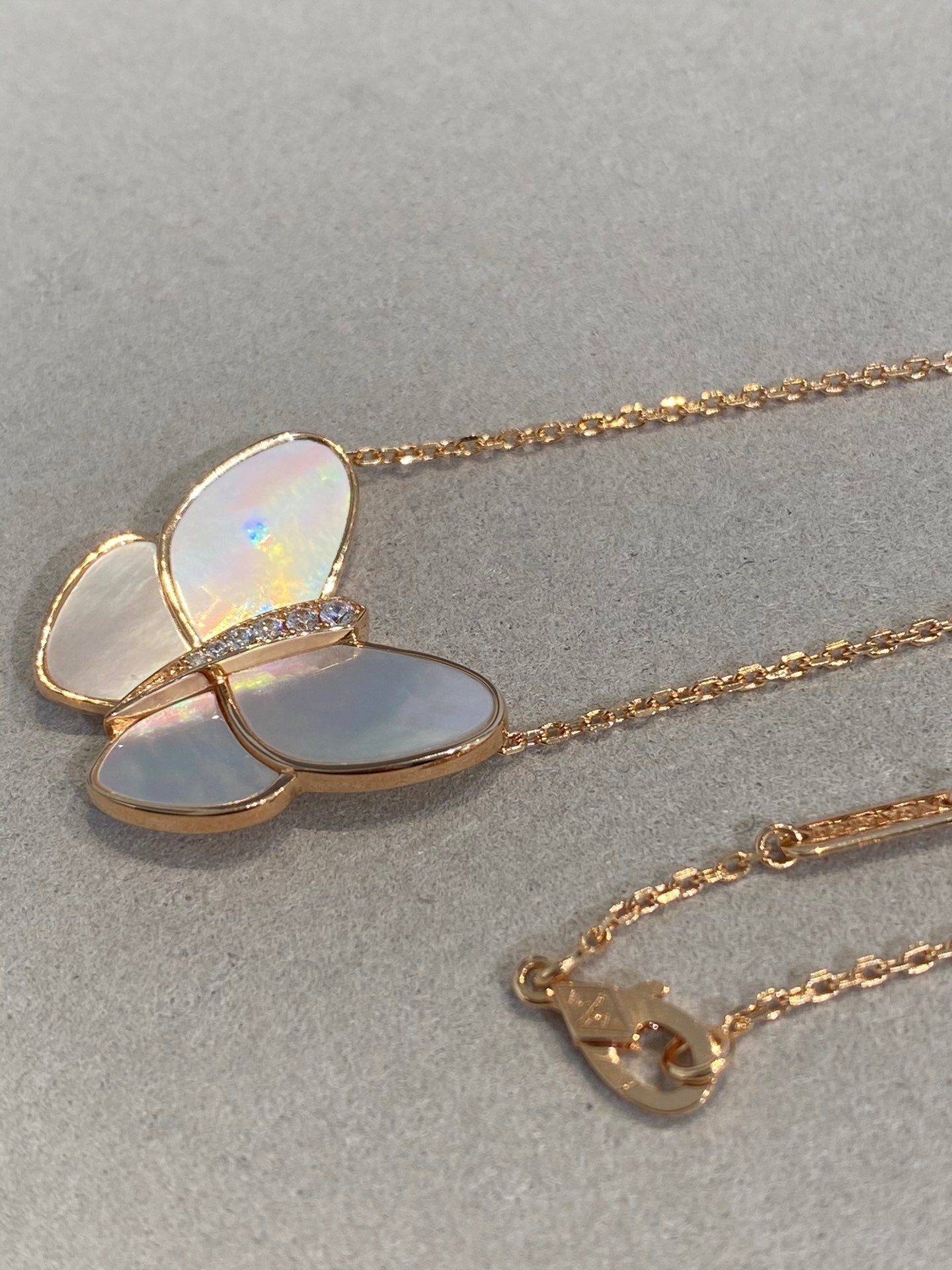 [Love's Uplift]BUTTERFLY GOLD MOP DIAMOND NECKLACE