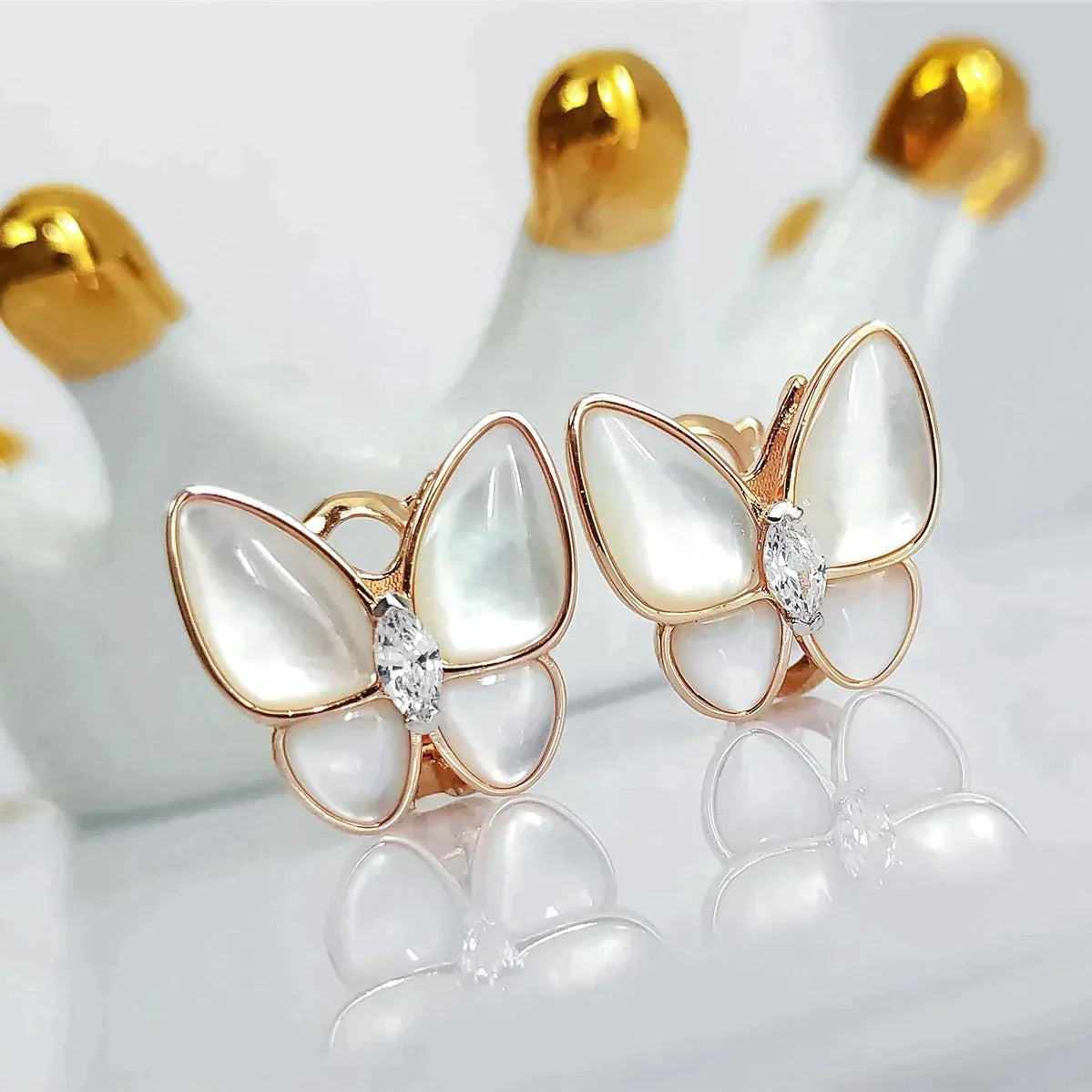 [Love's Uplift]BUTTERFLY MOP DIAMOND EARRINGS