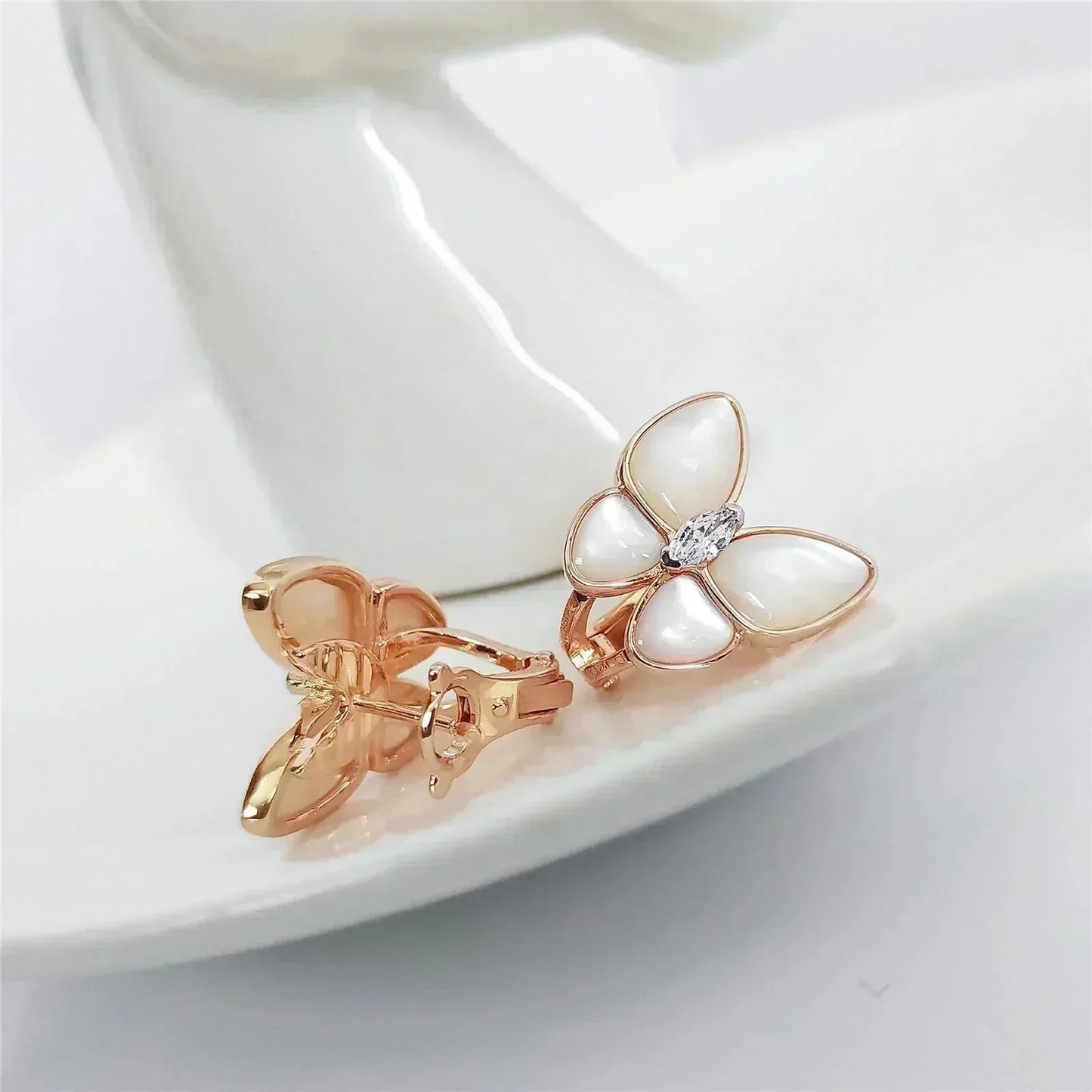 [Love's Uplift]BUTTERFLY MOP DIAMOND EARRINGS