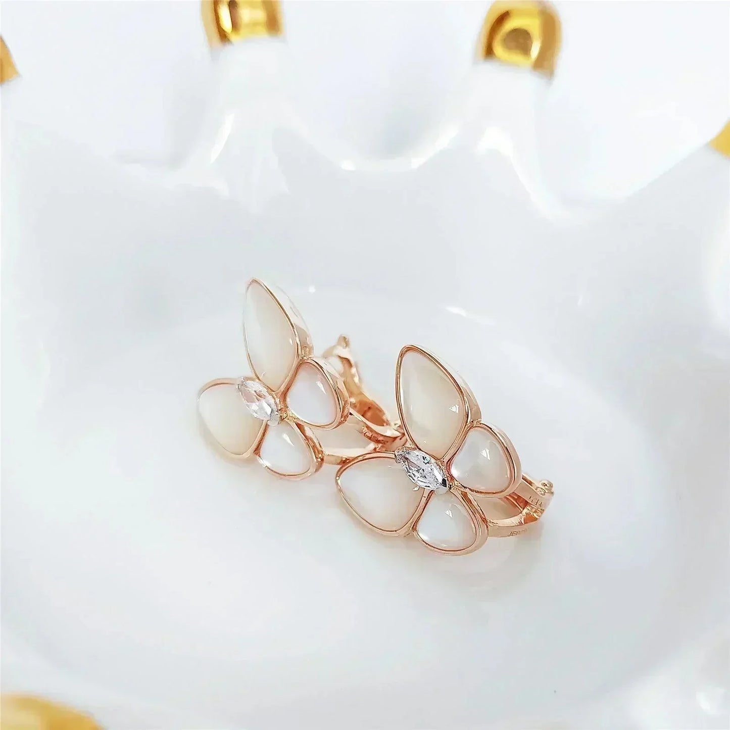 [Love's Uplift]BUTTERFLY MOP DIAMOND EARRINGS