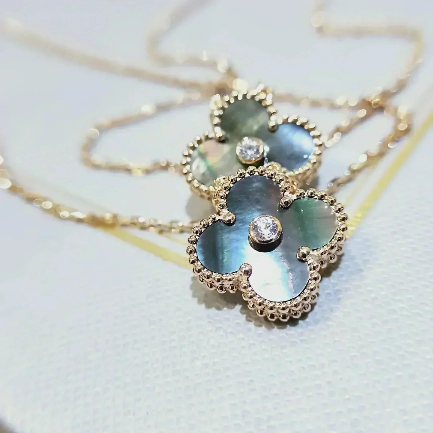 [Love's Uplift]CLOVER 15MM DIAMOND AND MOTHER-OF-GREY NECKLACE