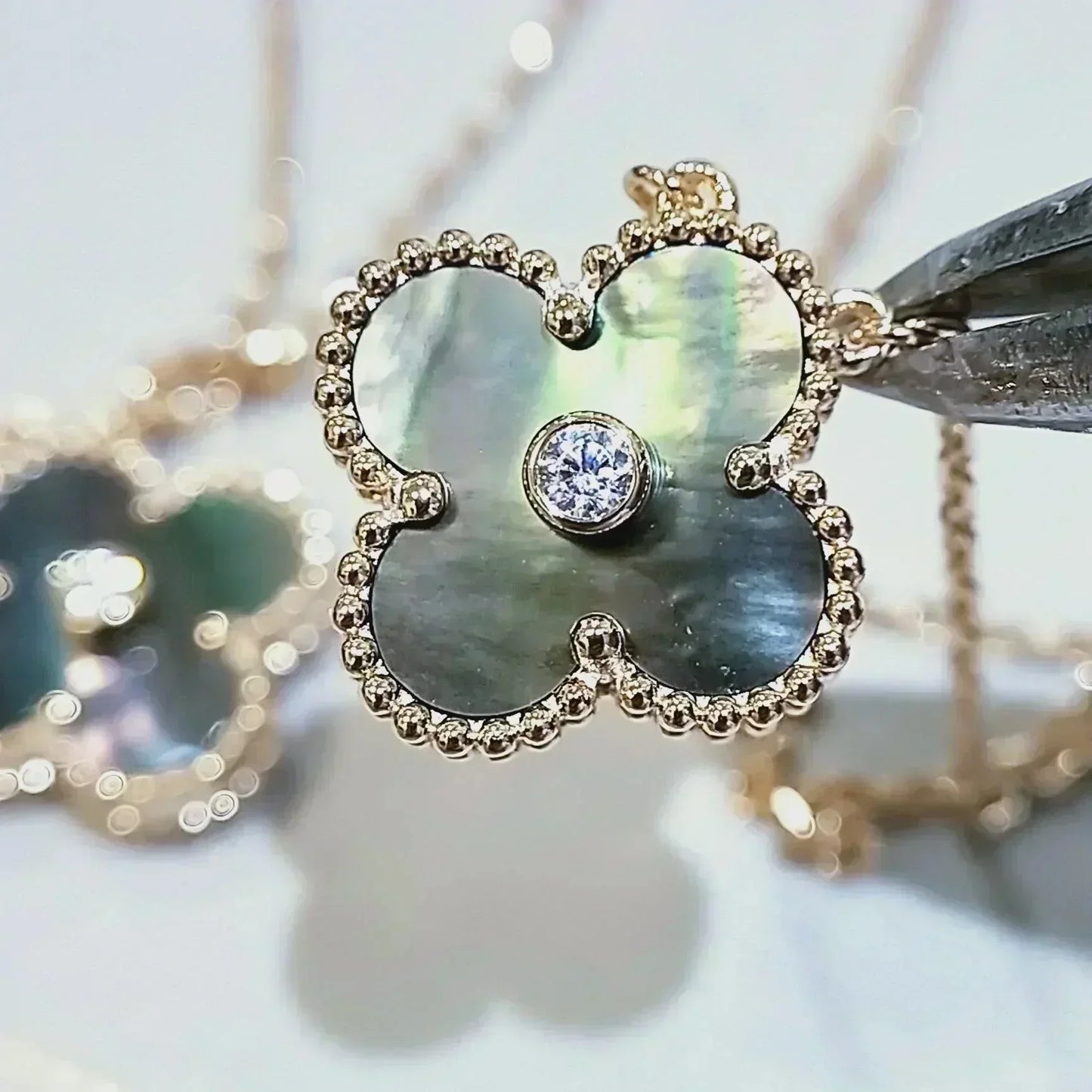 [Love's Uplift]CLOVER 15MM DIAMOND AND MOTHER-OF-GREY NECKLACE