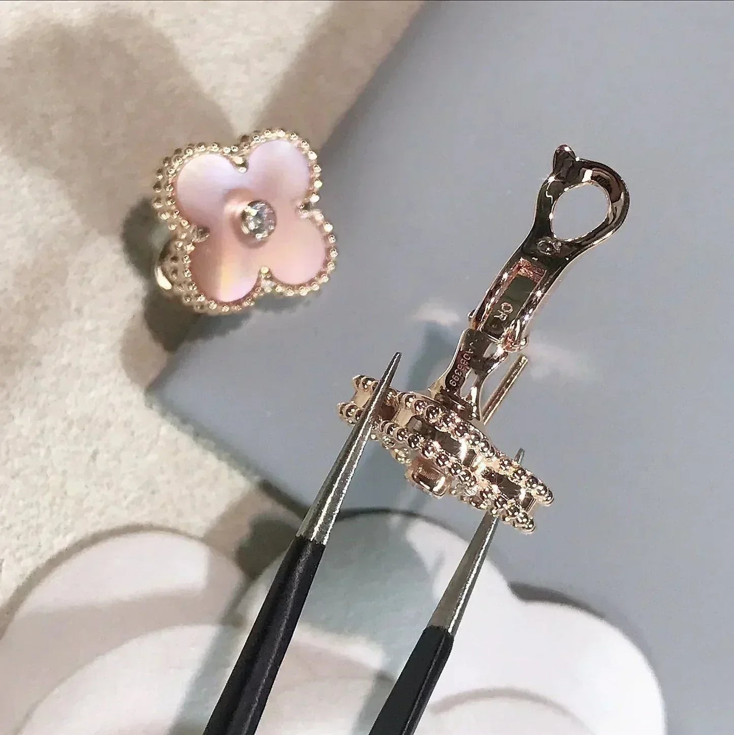 [Love's Uplift]CLOVER MEDIUM 1 MOTIFS  PINK MOP DIAMOND EARRINGS