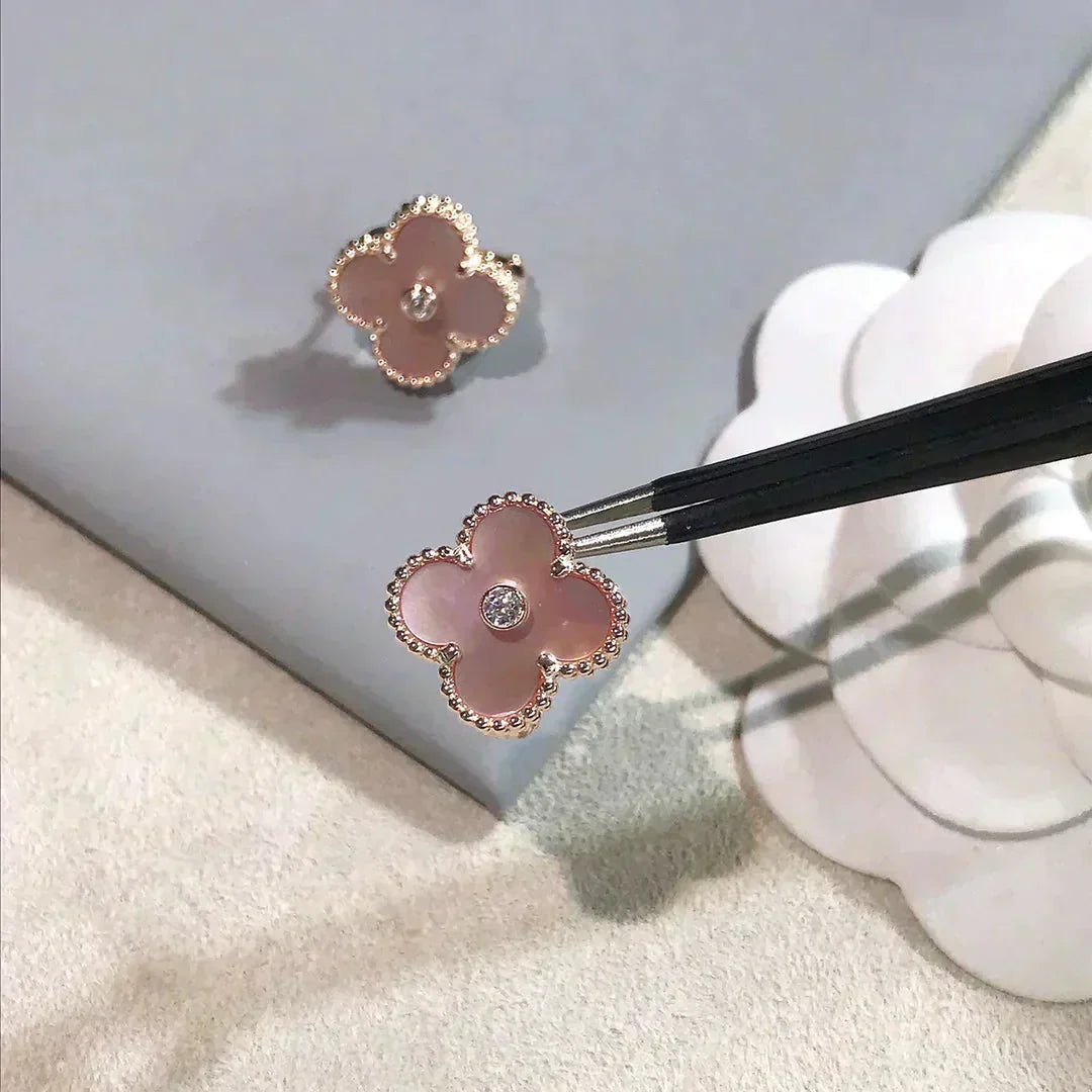 [Love's Uplift]CLOVER MEDIUM 1 MOTIFS  PINK MOP DIAMOND EARRINGS