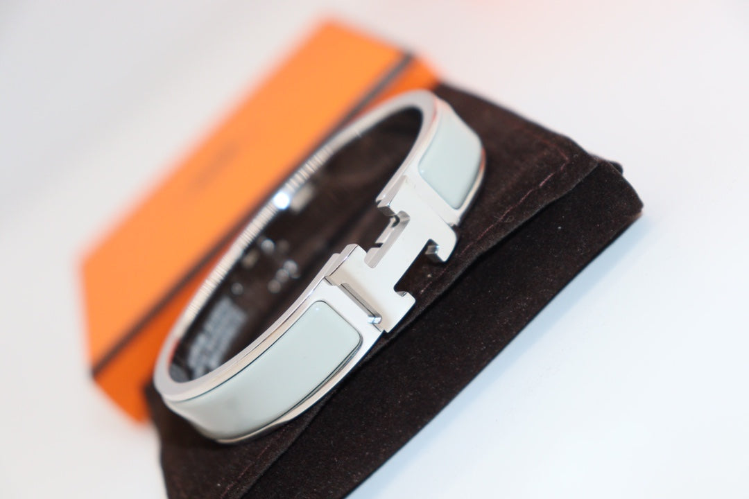[Love's Uplift]H LIGHT BLUE BRACELET