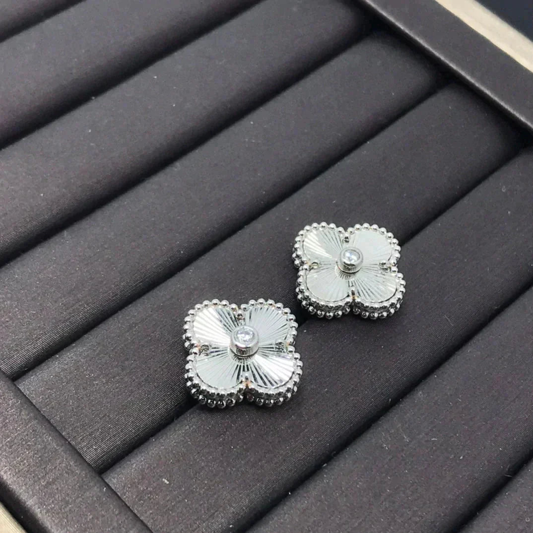 [Love's Uplift]CLOVER MINI 9.5MM LASER EARRINGS