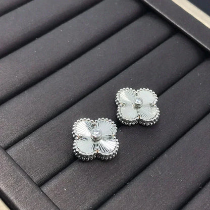 [Love's Uplift]CLOVER MINI 9.5MM LASER EARRINGS