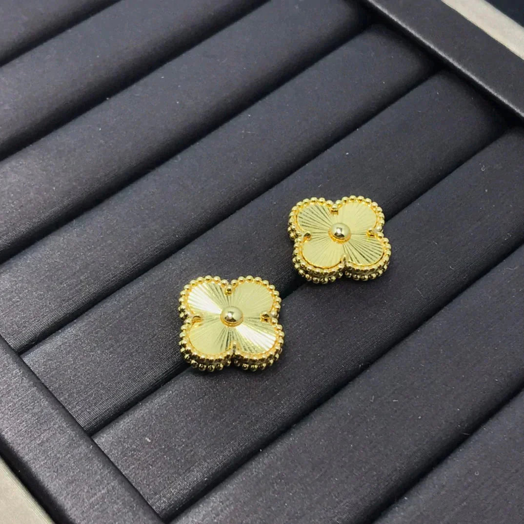 [Love's Uplift]CLOVER MINI 9.5MM LASER EARRINGS