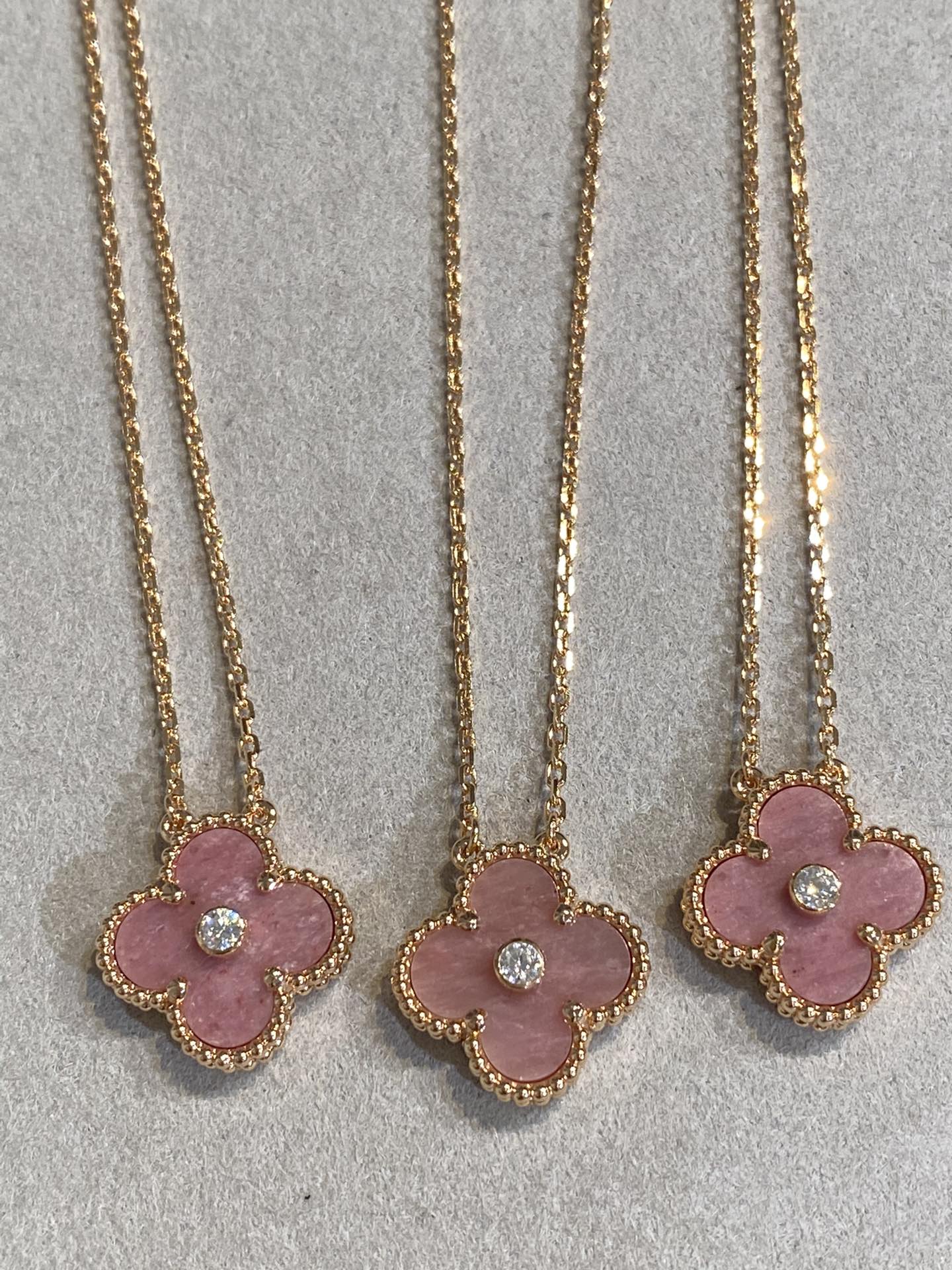 [Love's Uplift]CLOVER 15MM DIAMOND RHODONITE NECKLACE