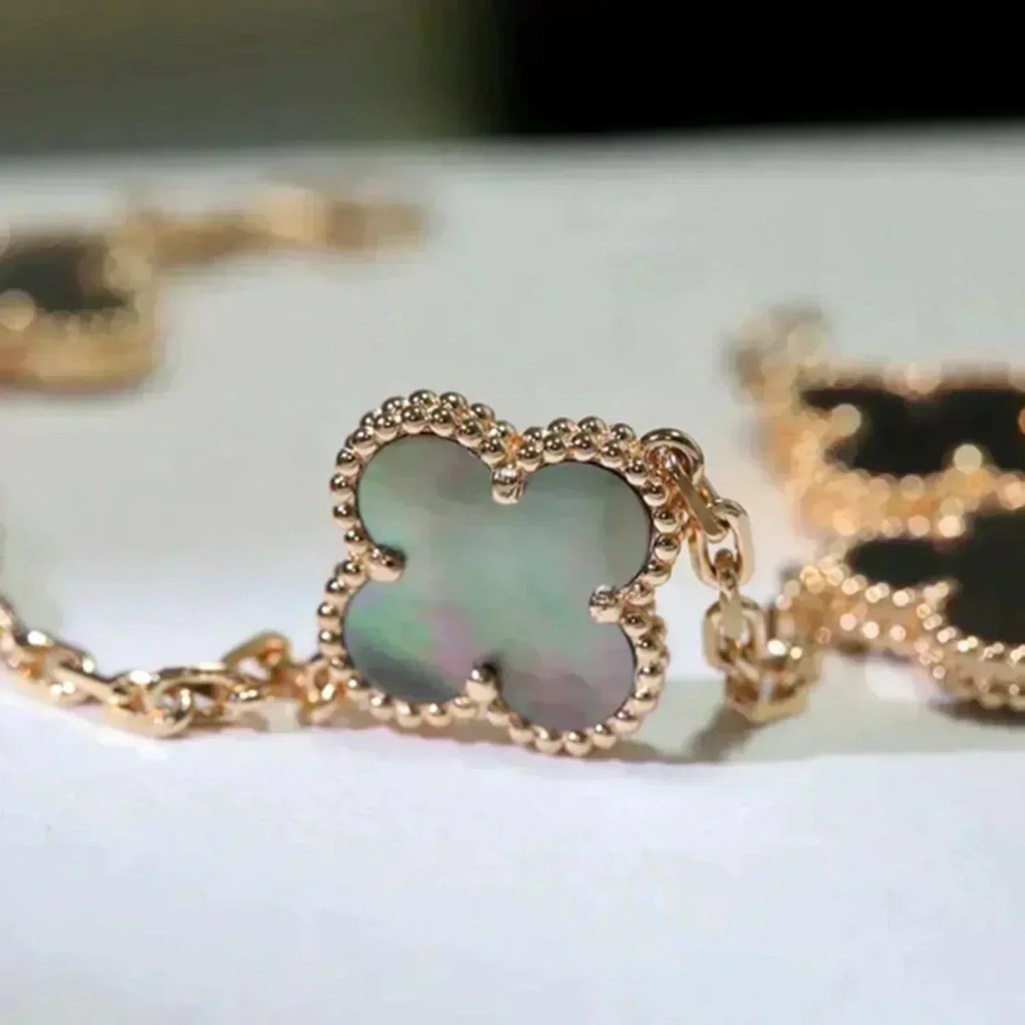 [Love's Uplift]CLOVER 5 MOTIF GRAY MOP  BRACELET