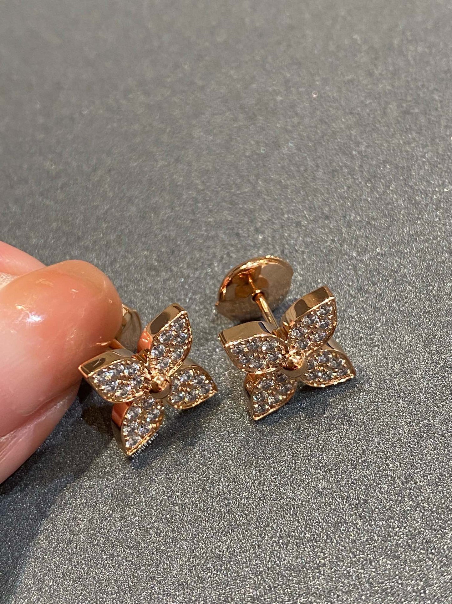 [Love's Uplift]STAR DIAMOND EARRINGS