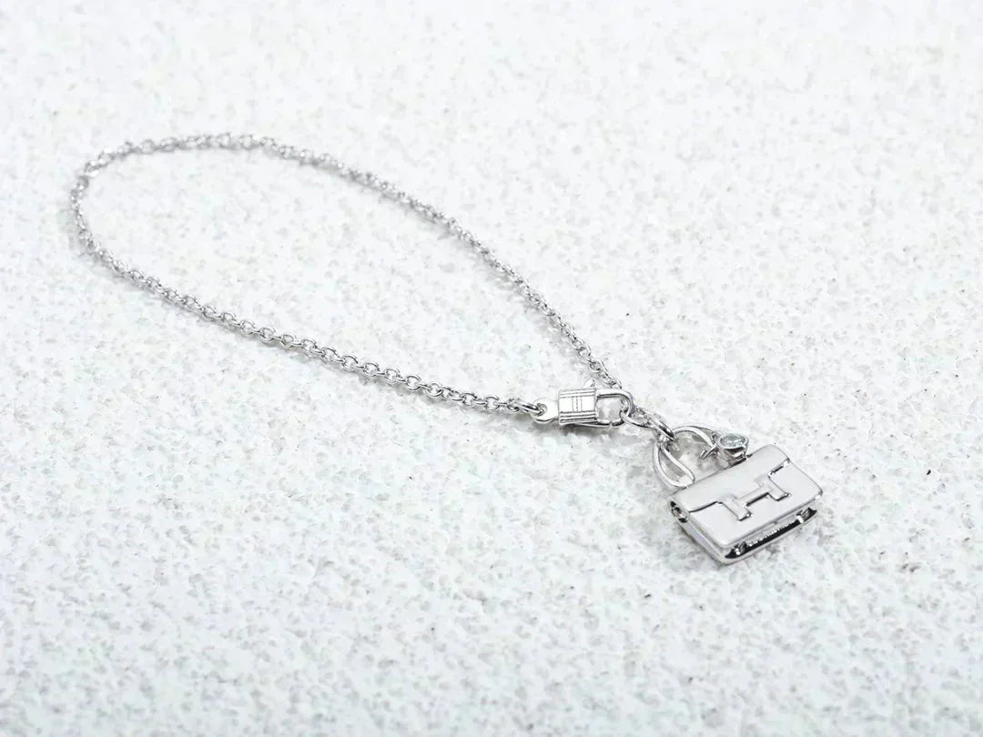 [Love's Uplift]AMULETTE PEDANT SILVER NECKLACE