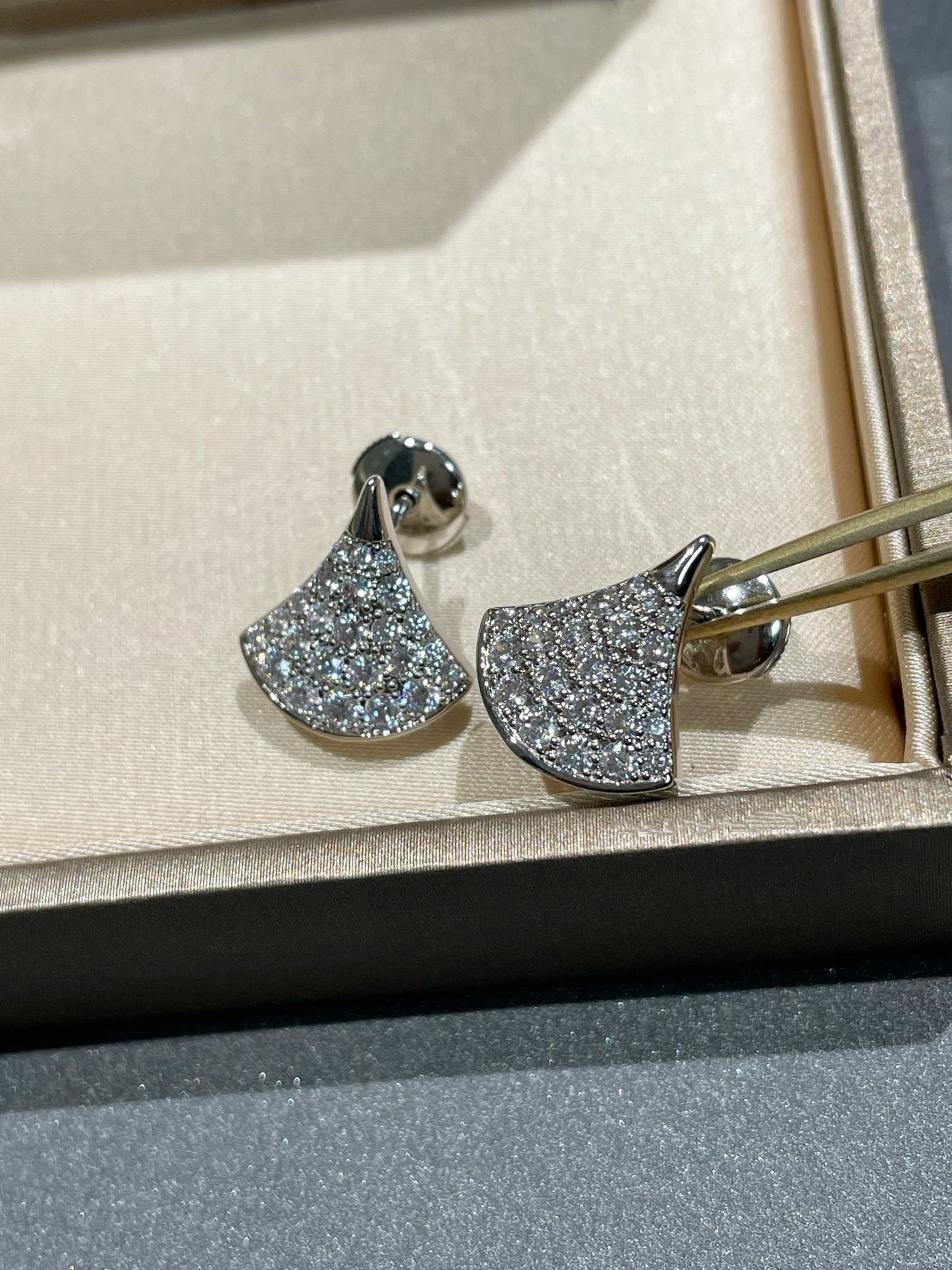 [Love's Uplift]DREAM STUD EARRINGS DIAMOND