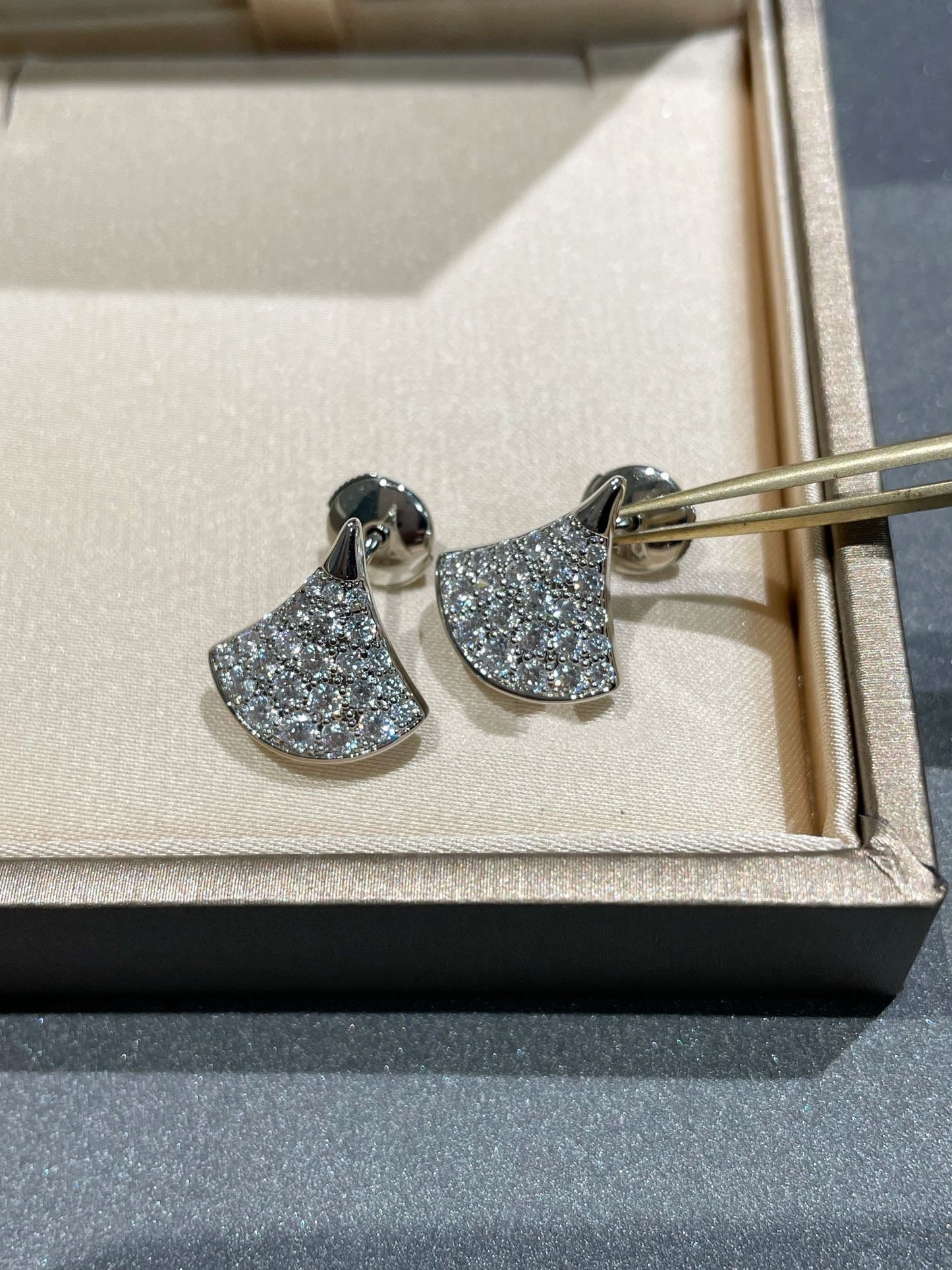 [Love's Uplift]DREAM STUD EARRINGS DIAMOND
