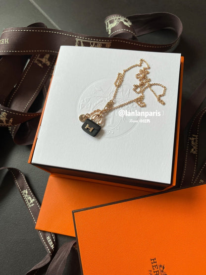 [Love's Uplift]CONSTANCE BLACK PEDANT PINK GOLD NECKLACE