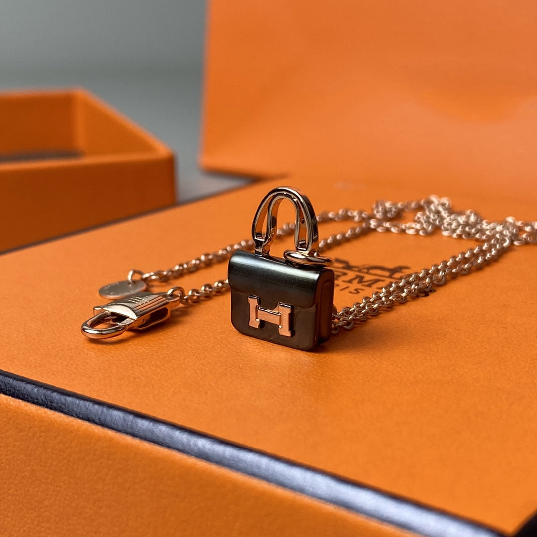 [Love's Uplift]CONSTANCE BLACK PEDANT PINK GOLD NECKLACE
