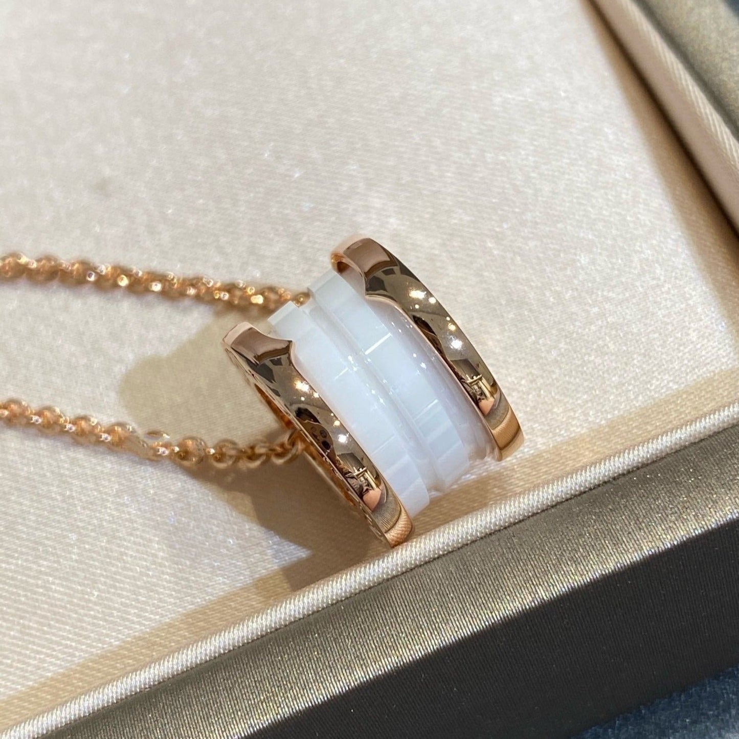 [Love's Uplift]ZERO 1 WHITE CERAMIC PINK GOLD NECKLACE