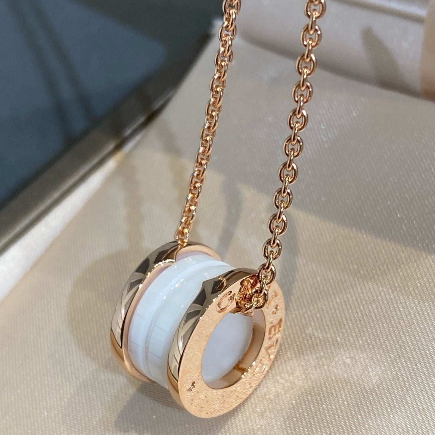 [Love's Uplift]ZERO 1 WHITE CERAMIC PINK GOLD NECKLACE