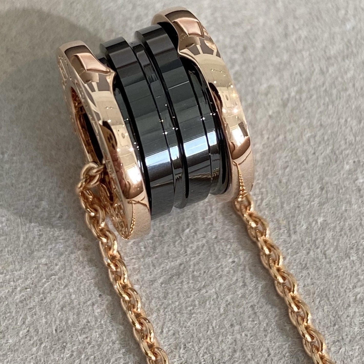 [Love's Uplift]ZERO 1 BLACK CERAMIC PINK GOLD NECKLACE