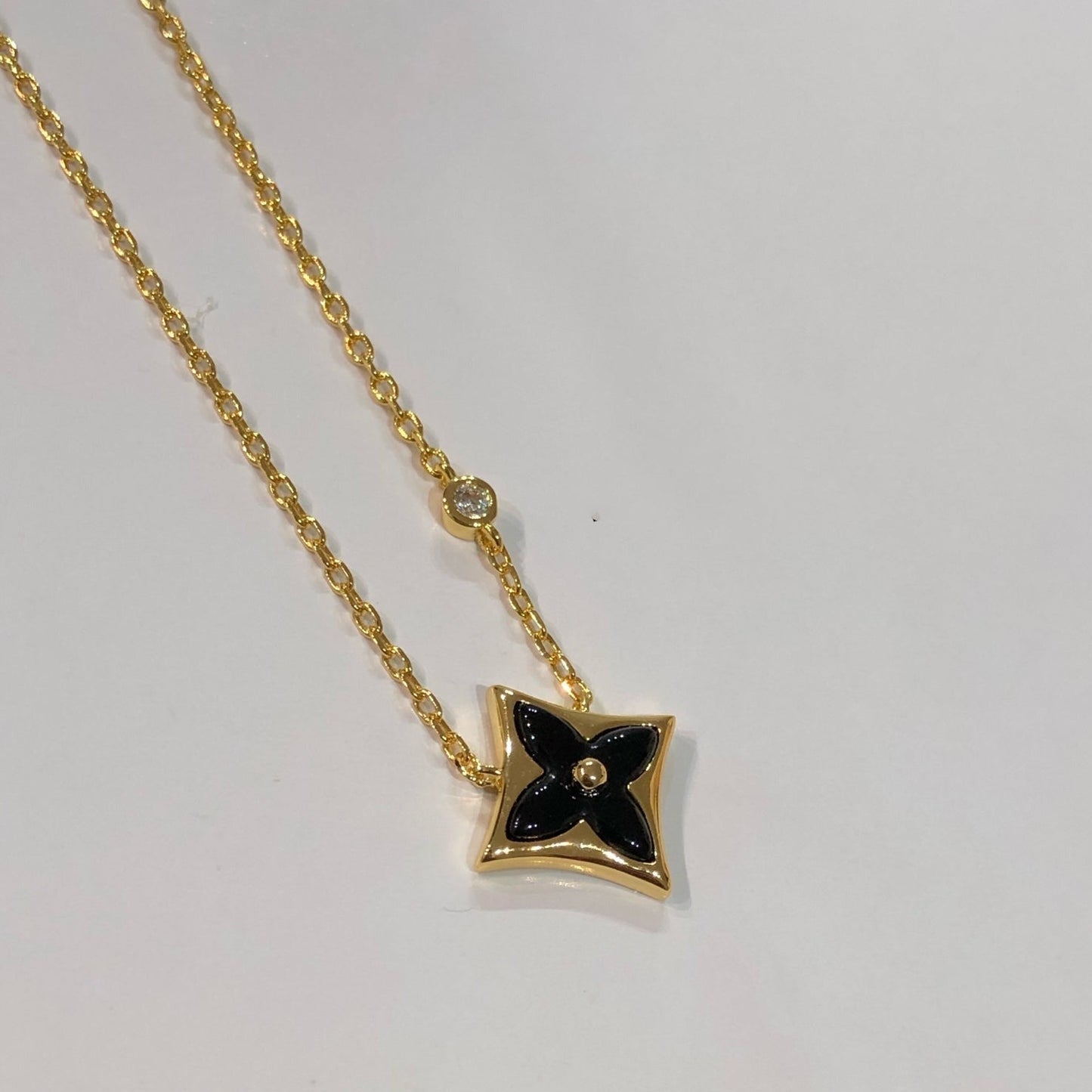 [Love's Uplift]STAR BLACK MOP NECKLACE