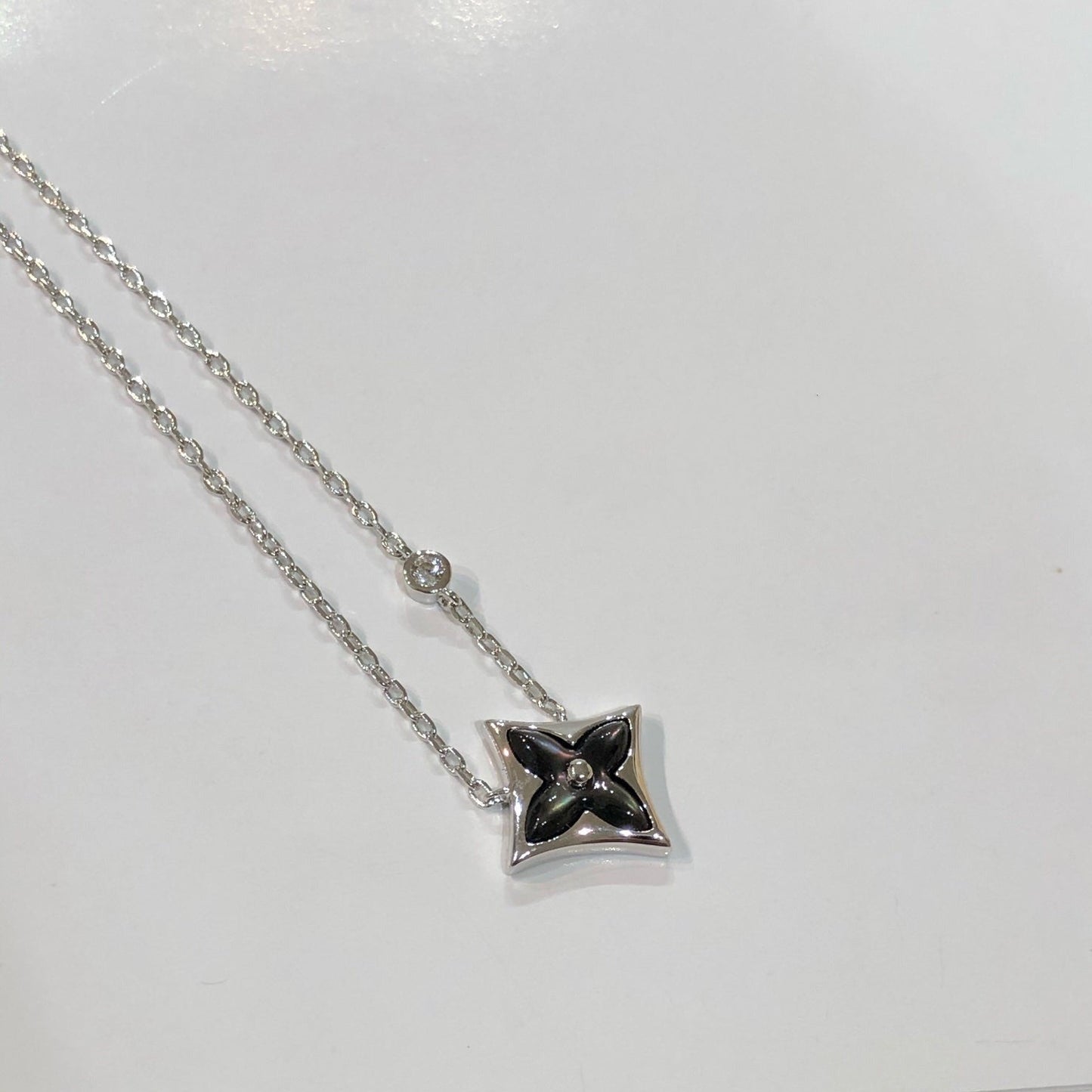 [Love's Uplift]STAR BLACK MOP NECKLACE