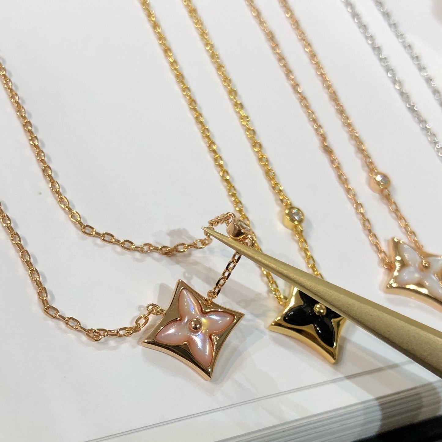 [Love's Uplift]STAR BLACK MOP NECKLACE